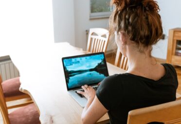 Person sitter framför en dator, laptop